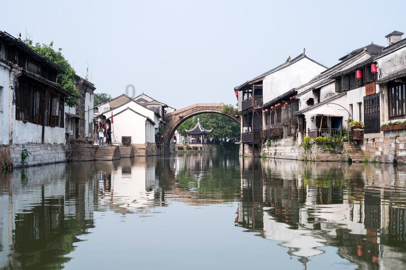 彼岸花适合哪种形状花盆养？